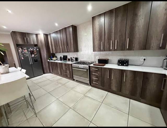 4 BEDROOM PROPERTY TO RENT IN DENNEOORD